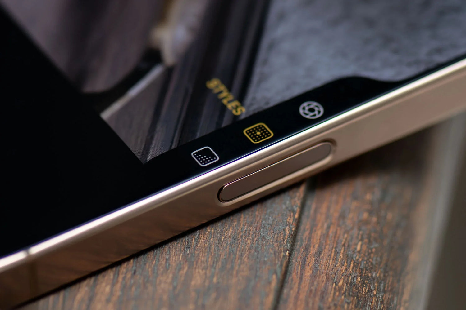 Apple sẽ đơn giản hóa nút điều khiển camera trên iPhone 18, không loại bỏ nó