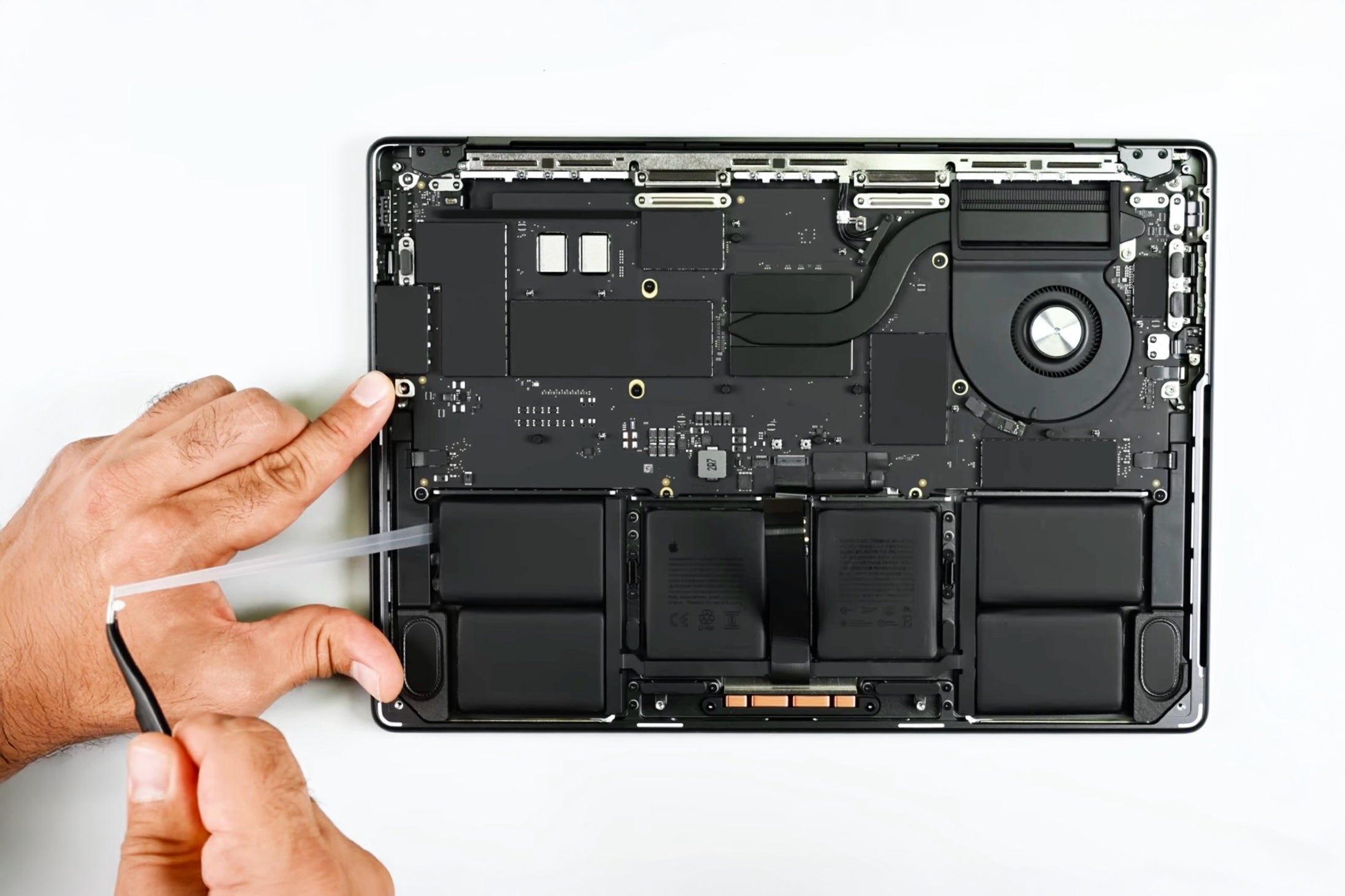 MacBook Pro M5 thay đổi quy trình thay pin dễ dàng hơn