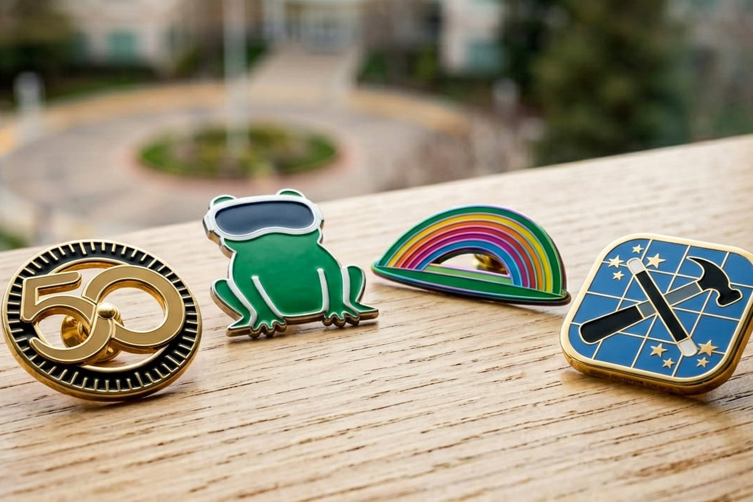 Fan Apple tự thiết kế pin enamel kỷ niệm WWDC 2026 và 50 năm Apple