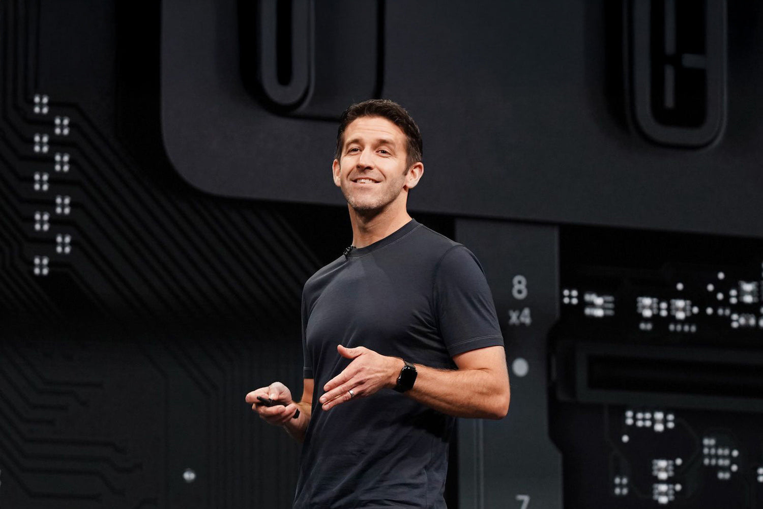 John Ternus của Apple tiếp quản mảng thiết kế trong bước đi mới cho kế hoạch kế nhiệm CEO