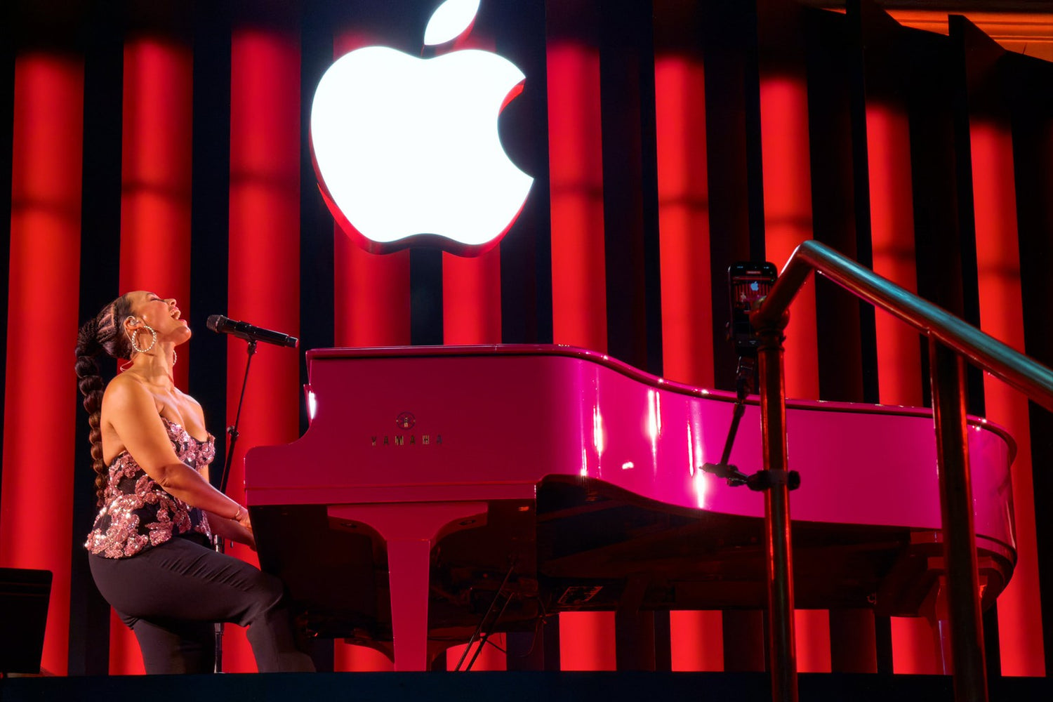 Apple kỷ niệm 50 năm thành lập theo 7 cách