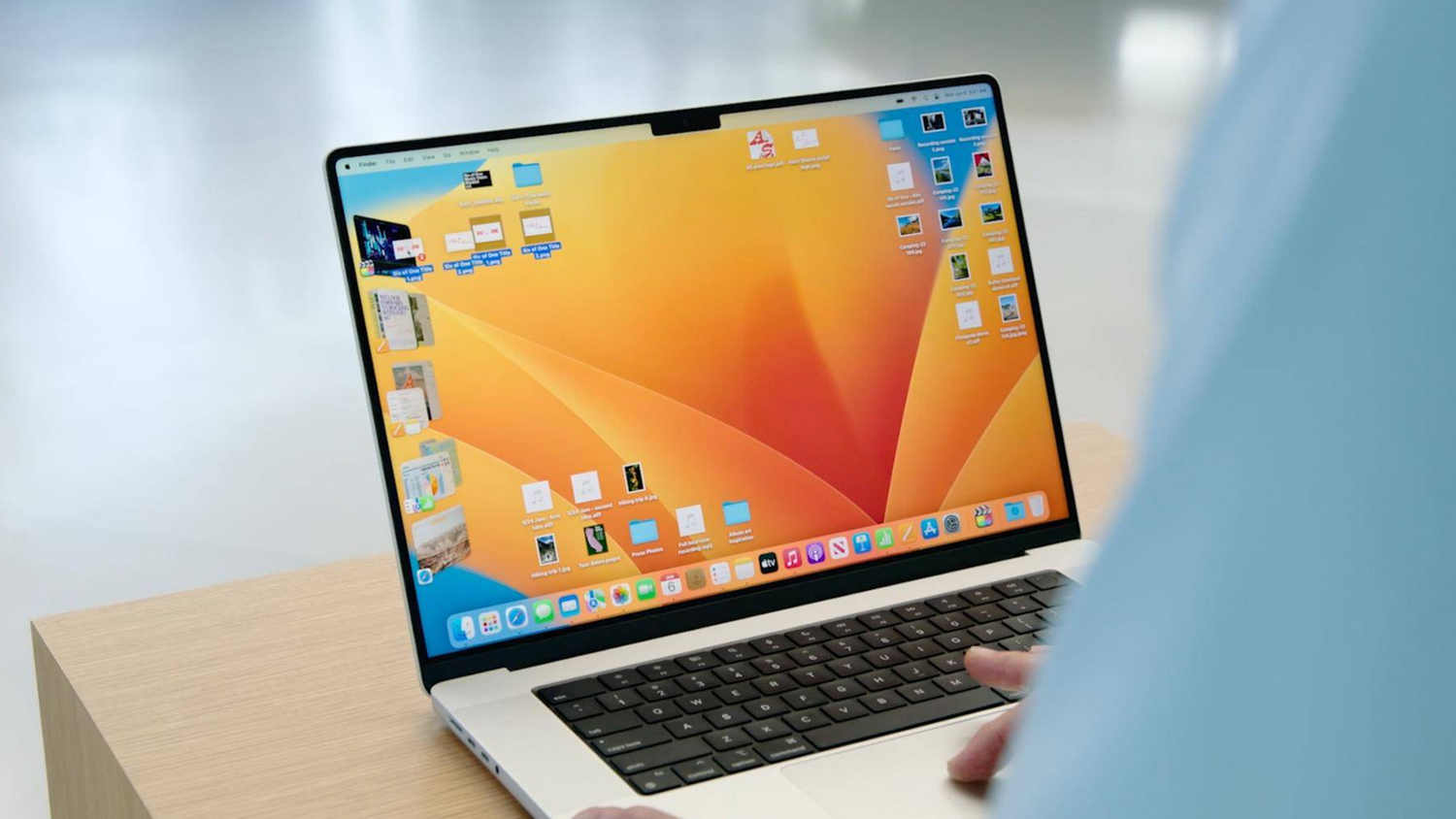 Màn Hình MacBook Lỗi Cáp: Nên Sửa Hay Thay?