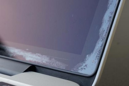 Lỗi Phản Quang Trên MacBook: Có Đáng Lo Không?