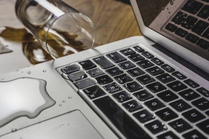 MacBook Bị Đổ Nước: Liệu Có Còn Bền Và Cách Xử Lý Hiệu Quả